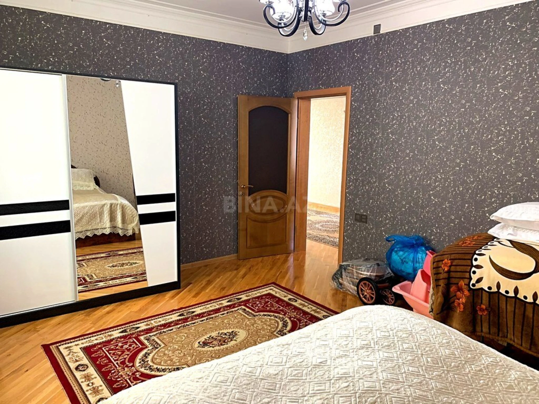 Satılır 5 otaqlı həyət evi 240 m²