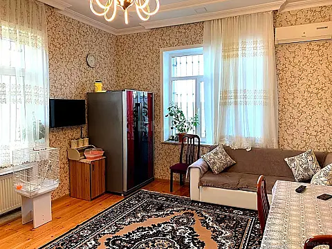 Satılır 5 otaqlı həyət evi 240 m²