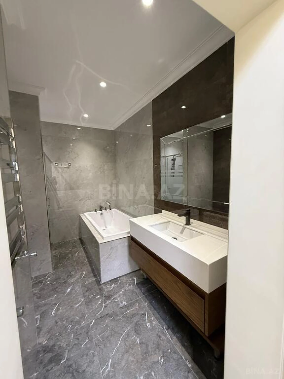 Satılır 4 otaqlı mənzil 205 m²