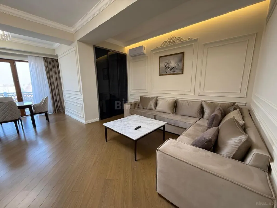 Satılır 4 otaqlı mənzil 205 m²