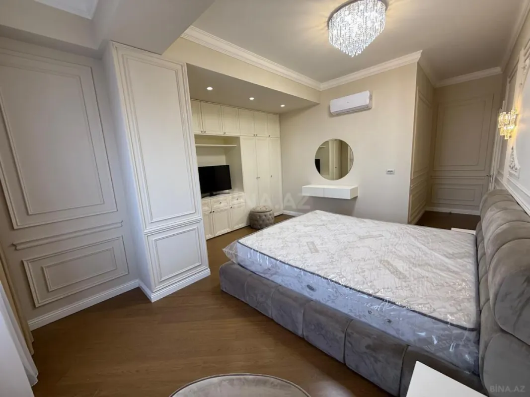 Satılır 4 otaqlı mənzil 205 m²