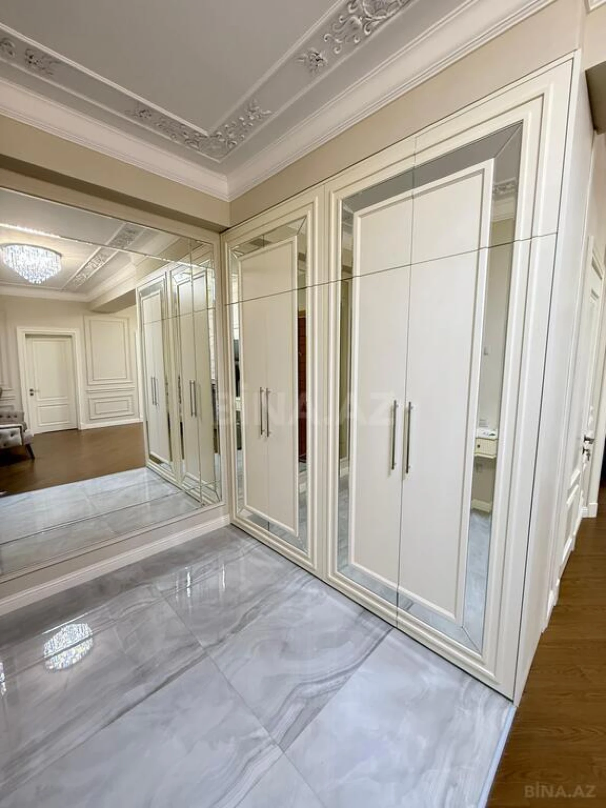 Satılır 4 otaqlı mənzil 205 m²