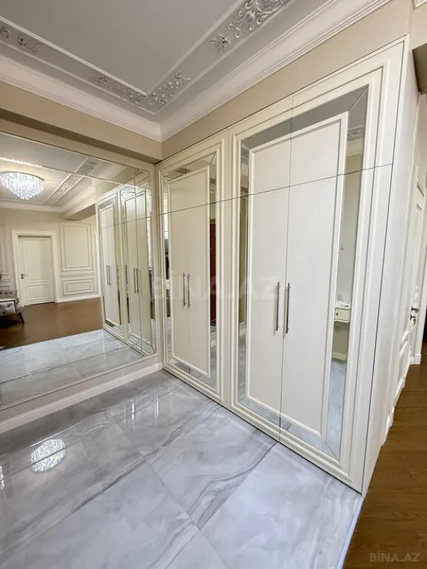 Satılır 4 otaqlı mənzil 205 m²