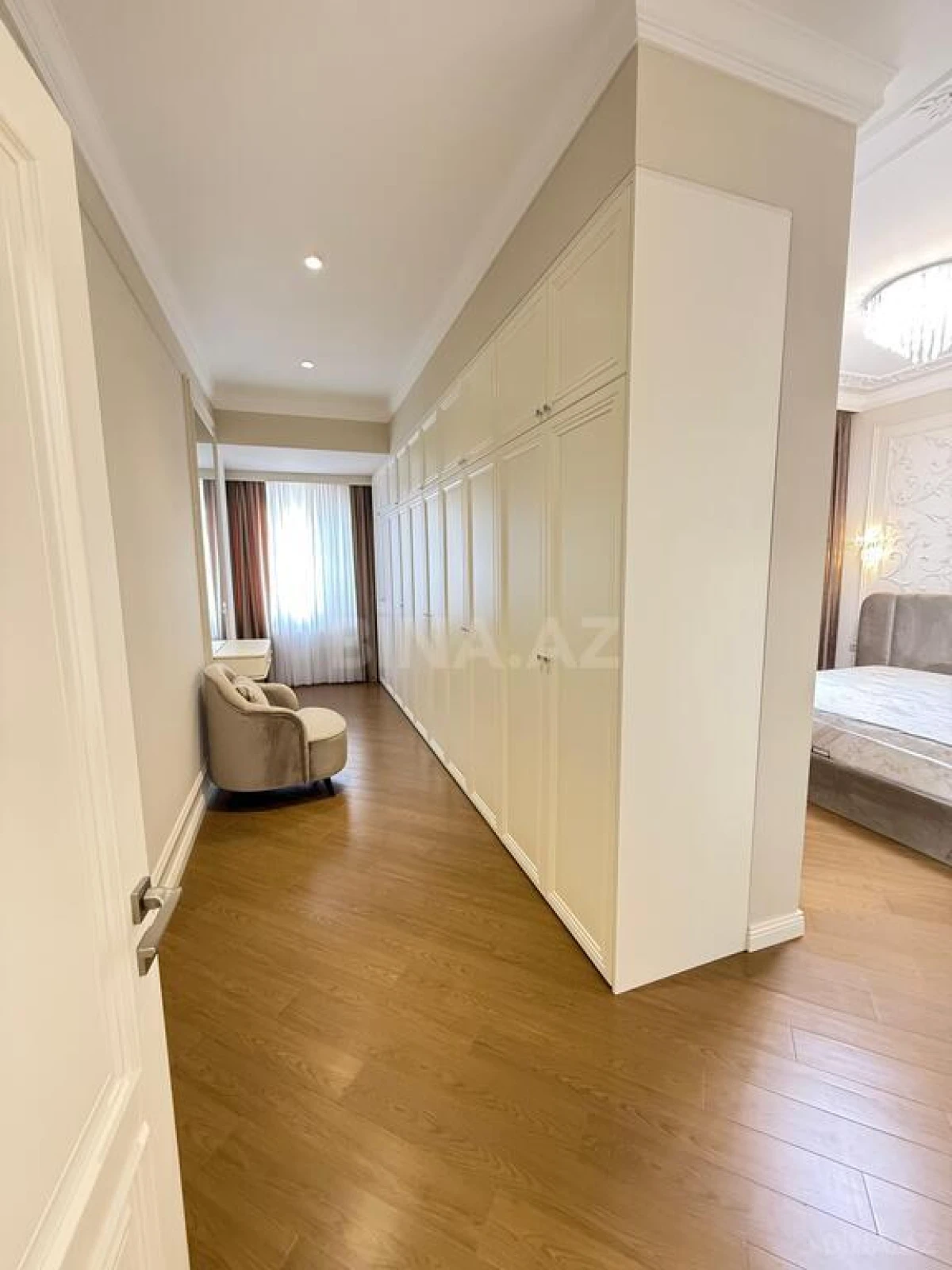 Satılır 4 otaqlı mənzil 205 m²