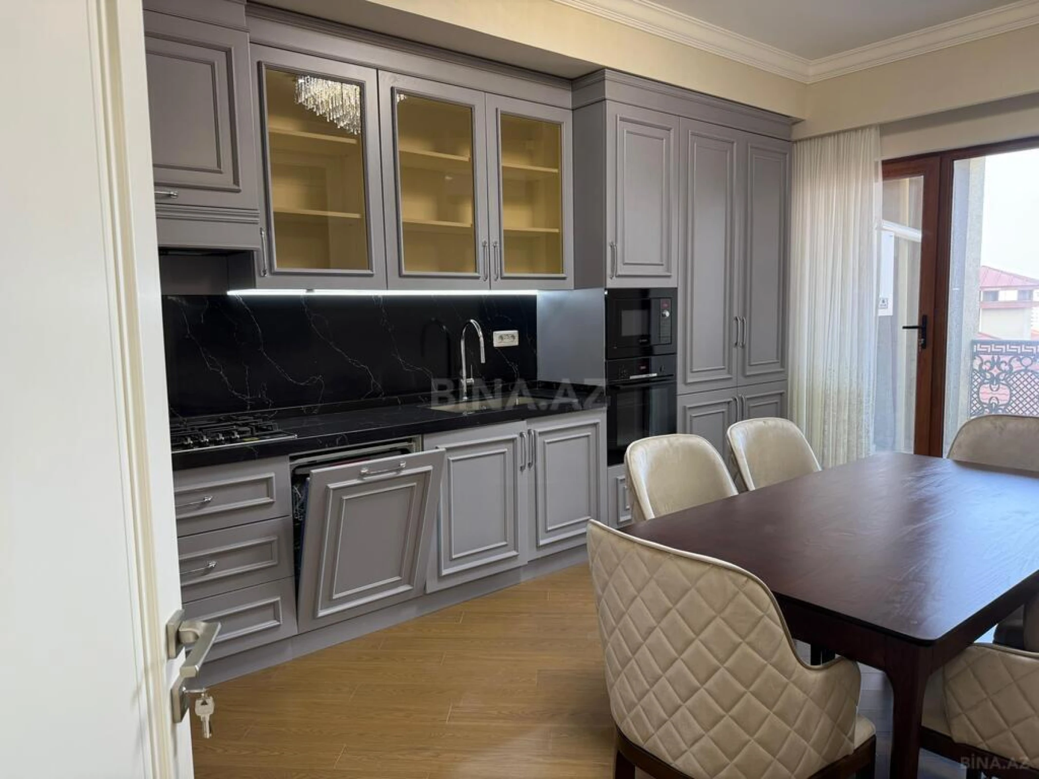 Satılır 4 otaqlı mənzil 205 m²