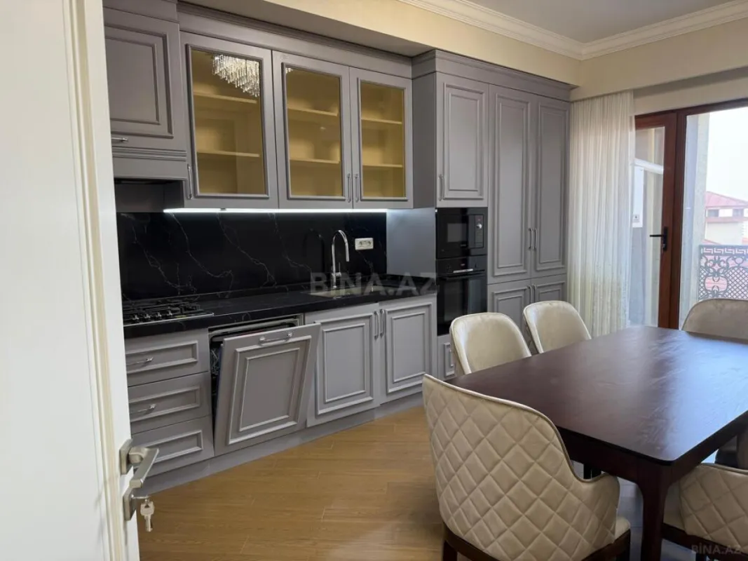 Satılır 4 otaqlı mənzil 205 m²