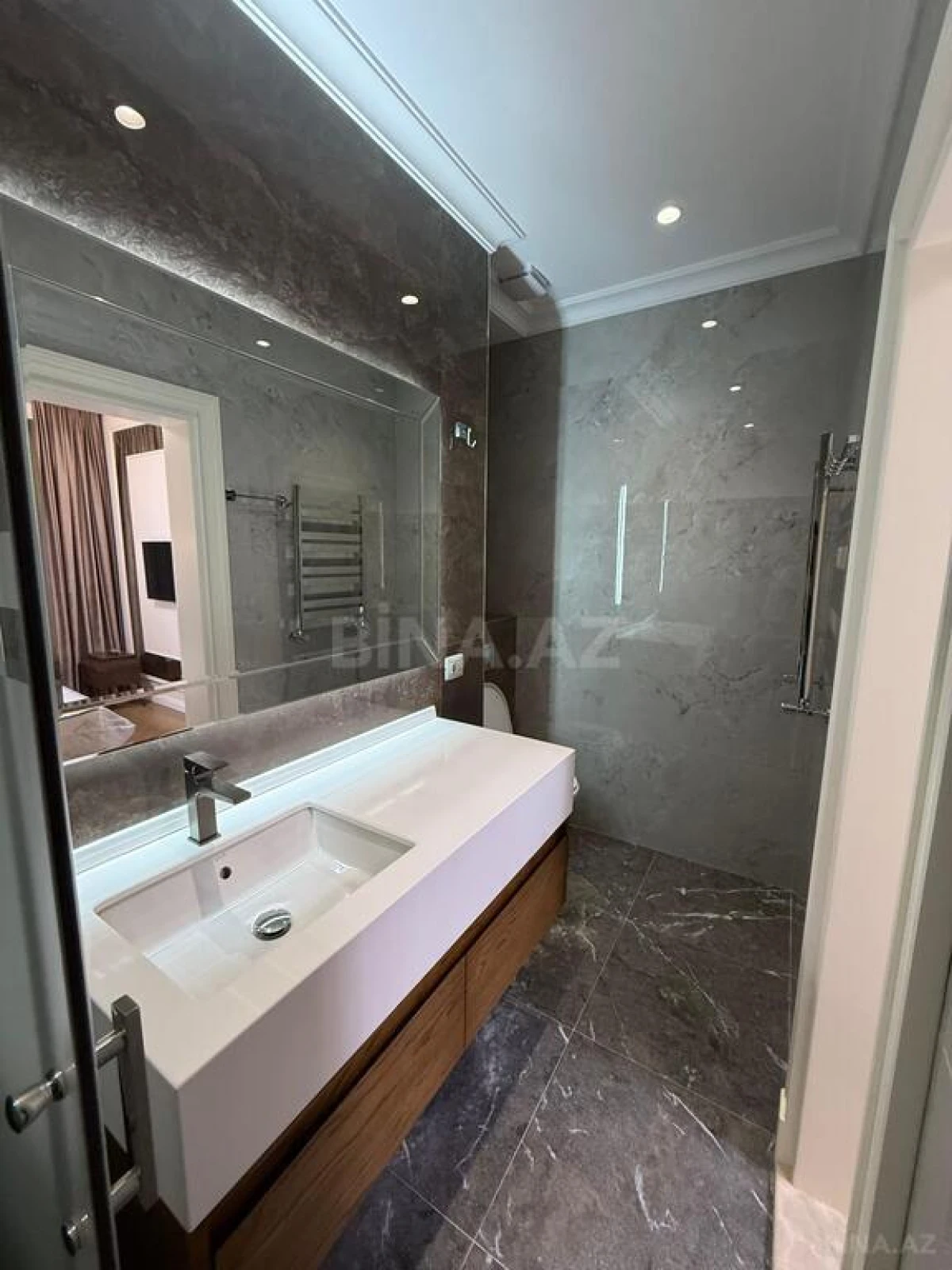 Satılır 4 otaqlı mənzil 205 m²