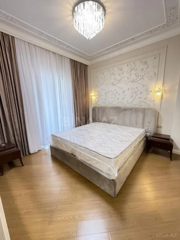 Satılır 4 otaqlı mənzil 205 m²