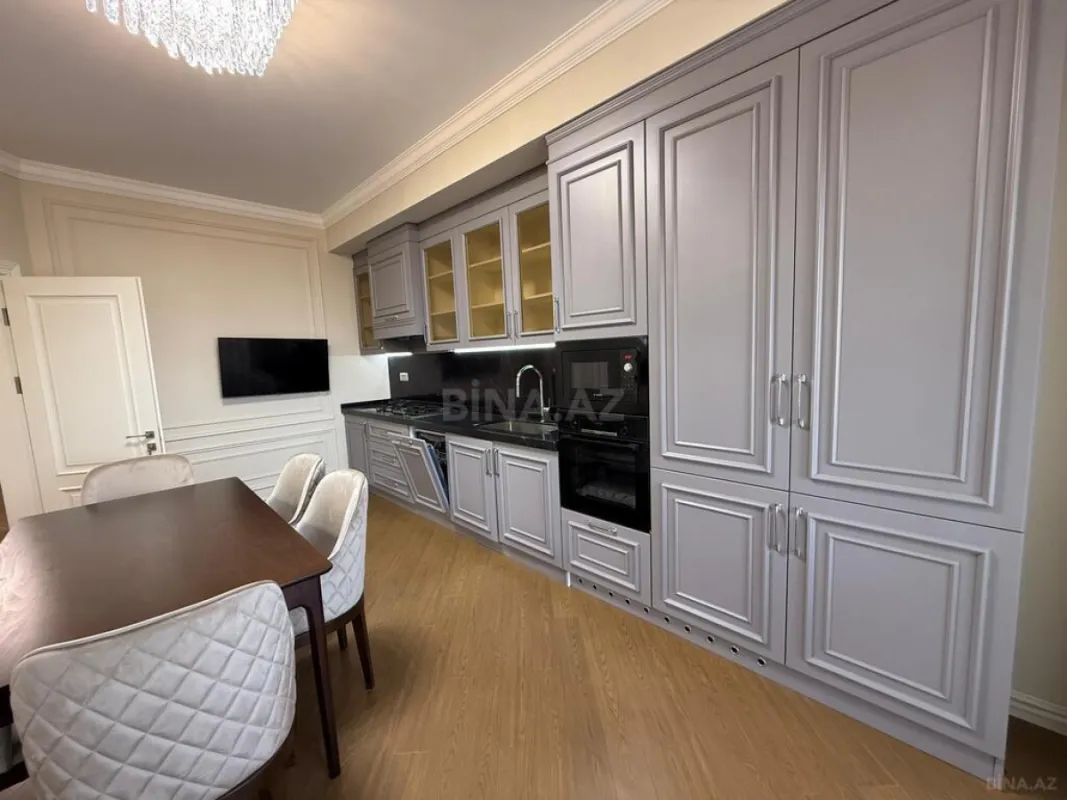 Satılır 4 otaqlı mənzil 205 m²