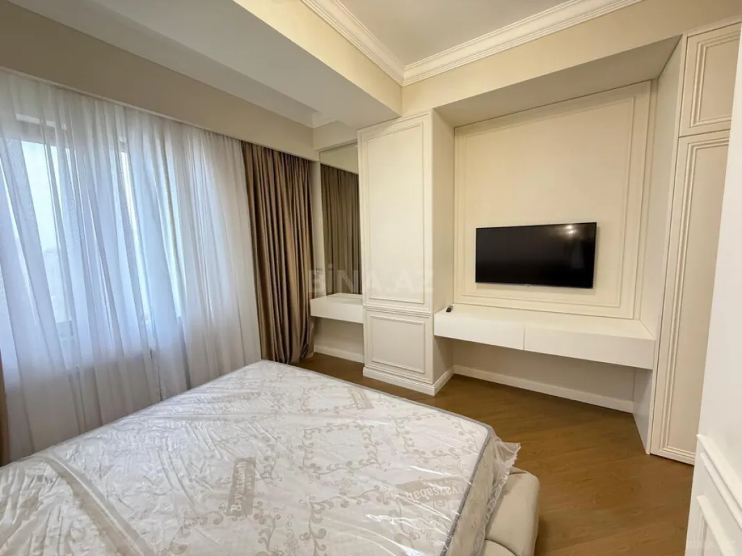 Satılır 4 otaqlı mənzil 205 m²