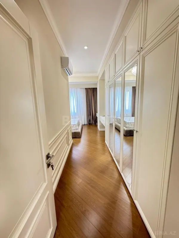 Satılır 4 otaqlı mənzil 205 m²
