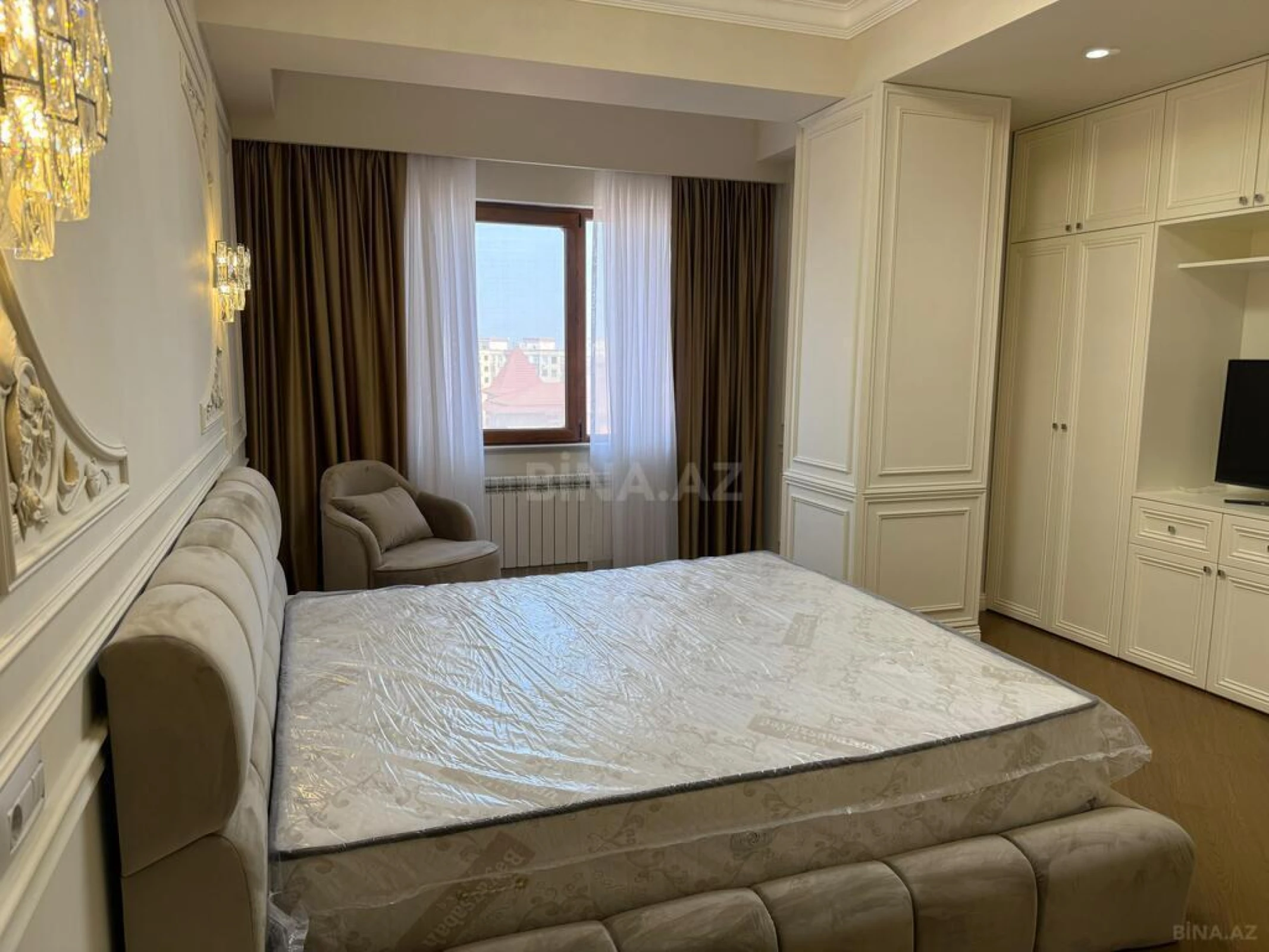 Satılır 4 otaqlı mənzil 205 m²