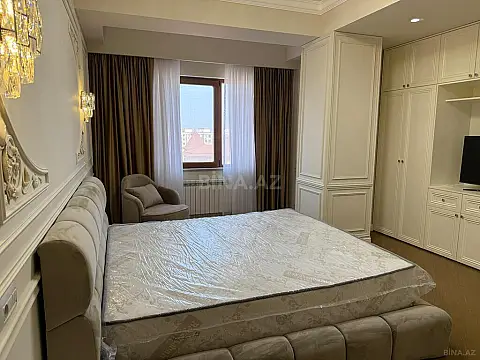 Satılır 4 otaqlı mənzil 205 m²