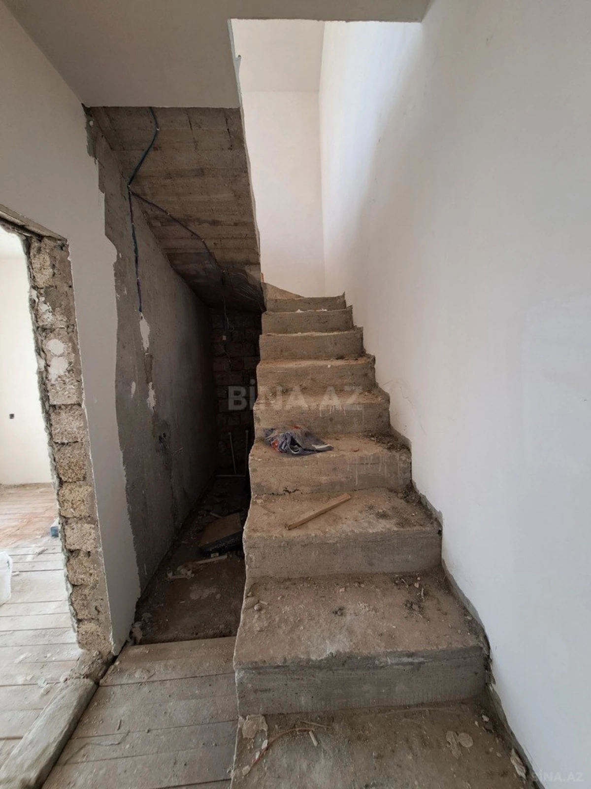 Satılır 5 otaqlı həyət evi 180 m²