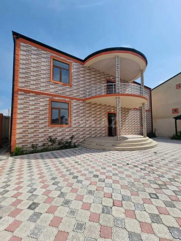 Satılır 5 otaqlı həyət evi 300 m²