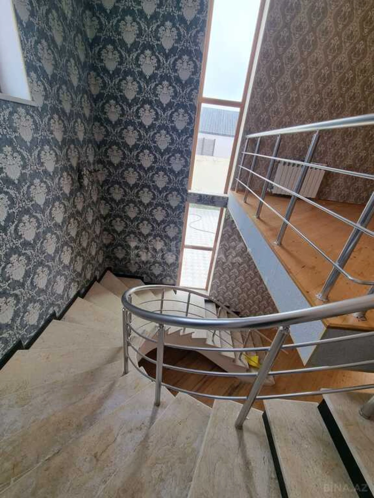 Satılır 5 otaqlı həyət evi 300 m²