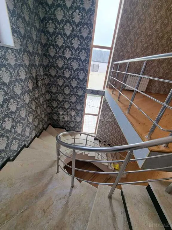 Satılır 5 otaqlı həyət evi 300 m²
