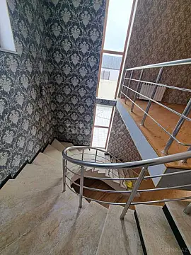 Satılır 5 otaqlı həyət evi 300 m²