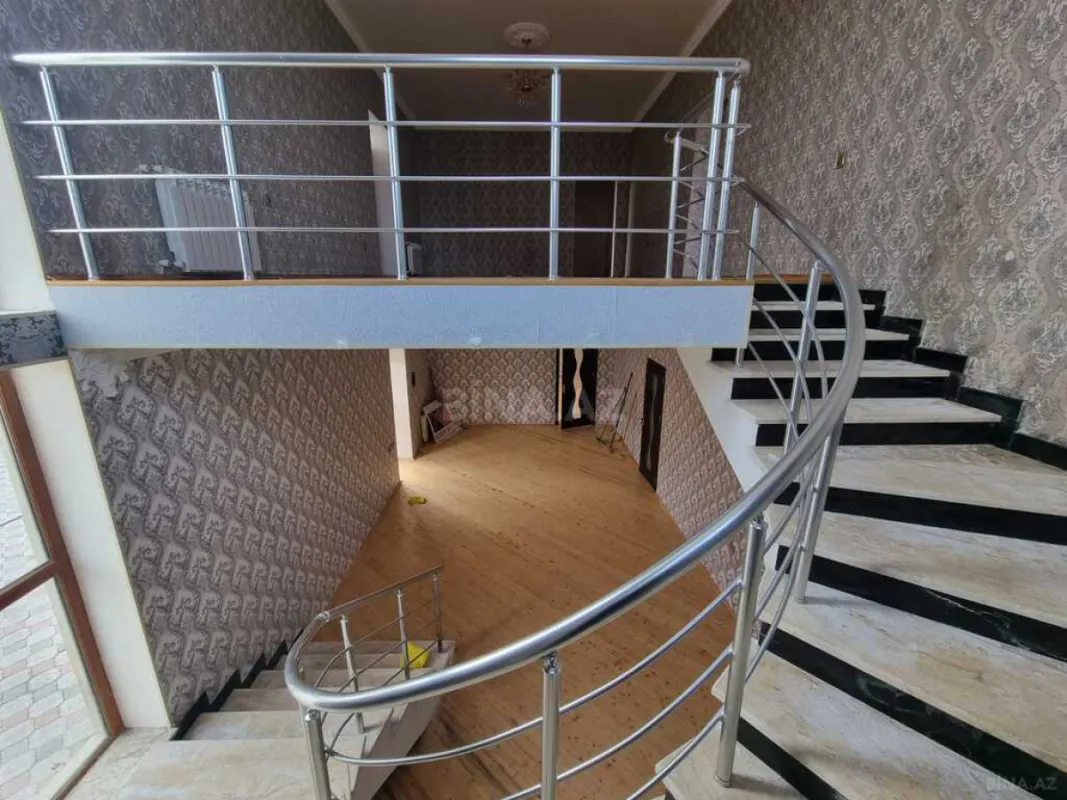 Satılır 5 otaqlı həyət evi 300 m²