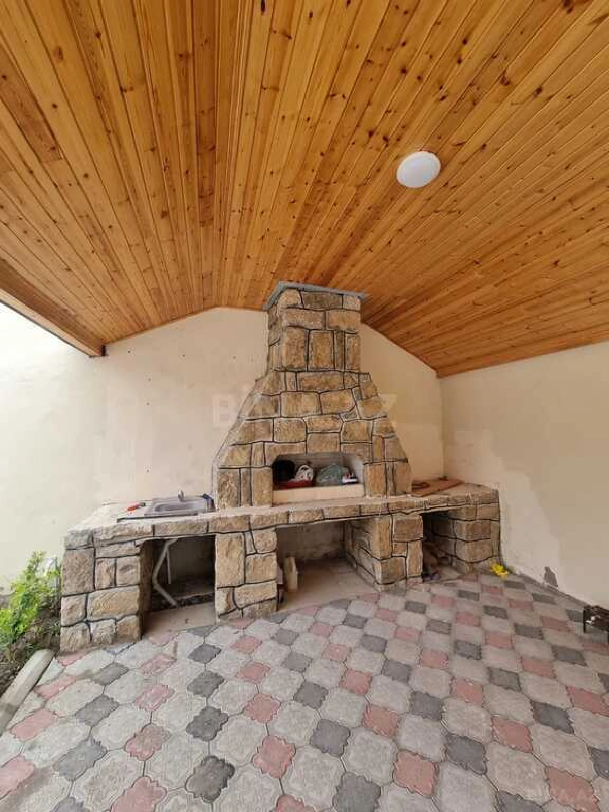 Satılır 5 otaqlı həyət evi 300 m²