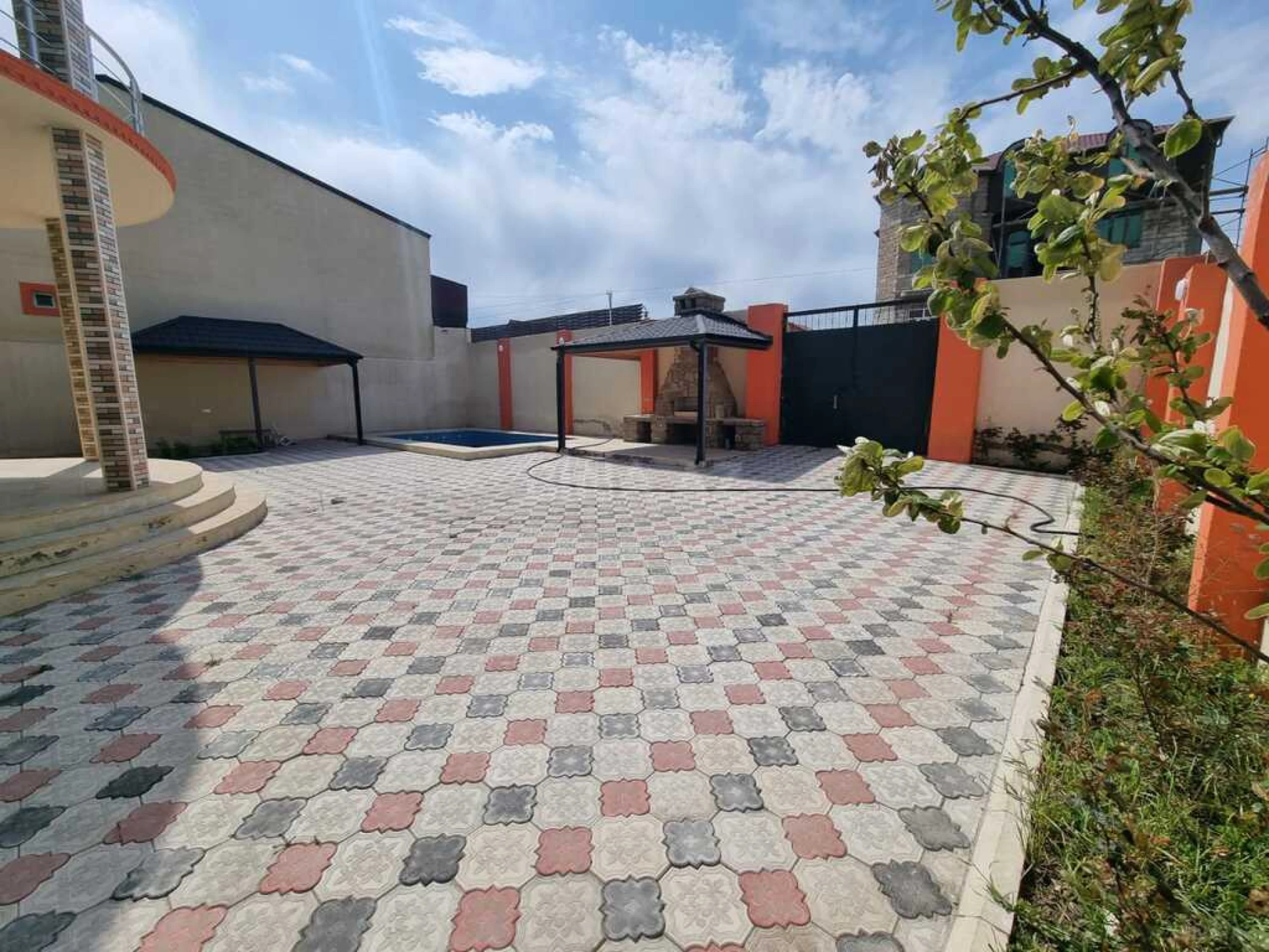 Satılır 5 otaqlı həyət evi 300 m²