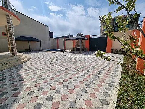 Satılır 5 otaqlı həyət evi 300 m²