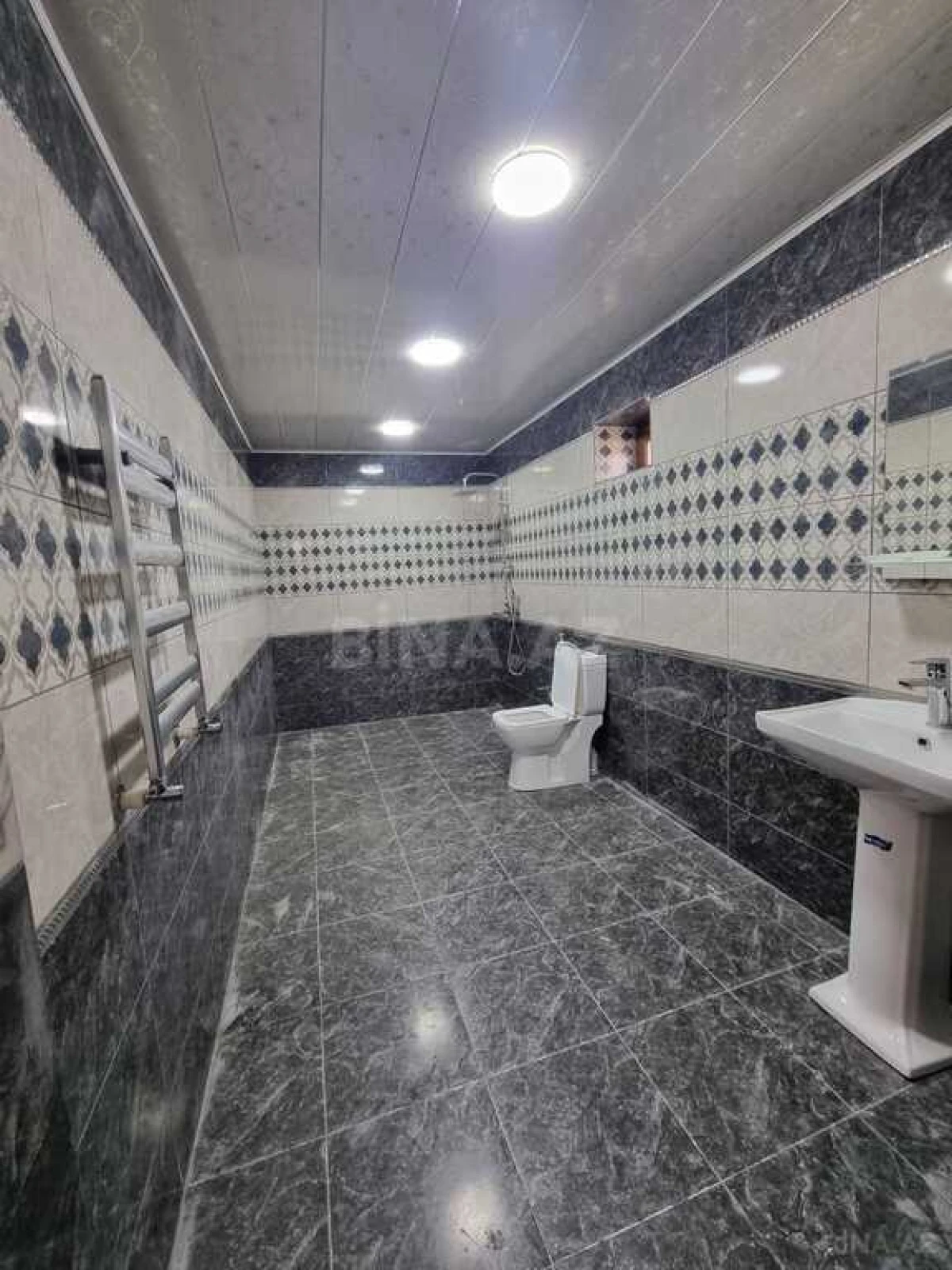 Satılır 5 otaqlı həyət evi 300 m²