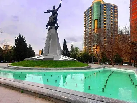 Satılır 4 otaqlı mənzil 250.5 m²