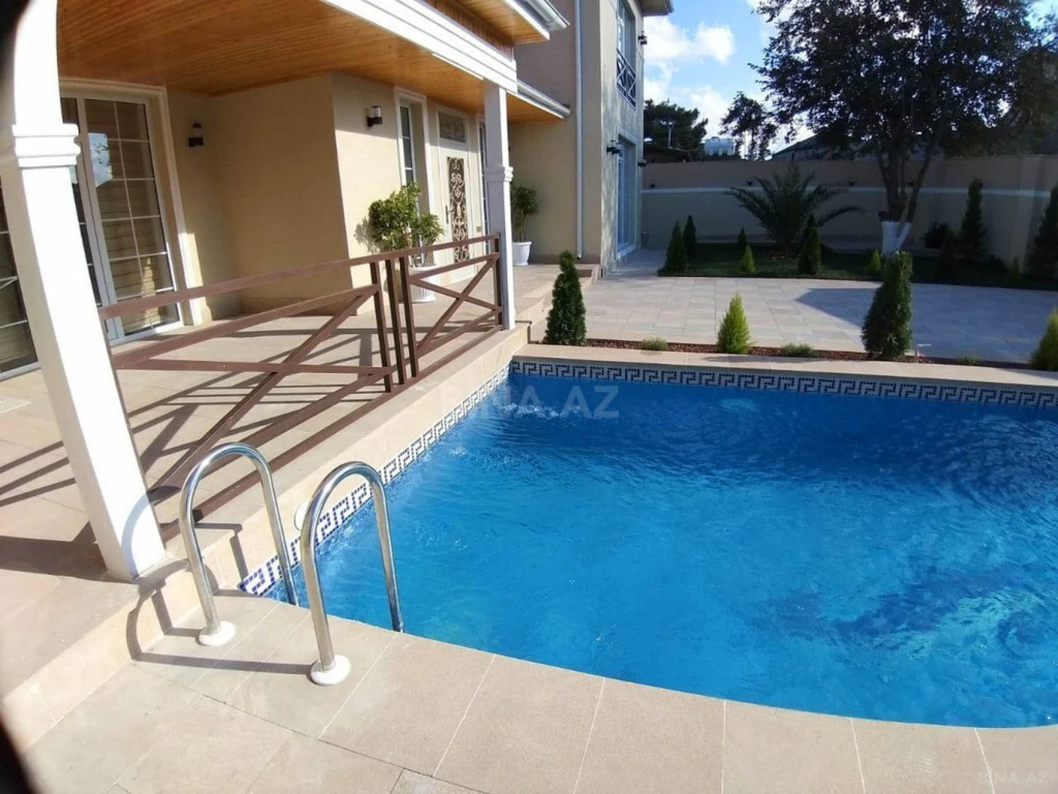 Satılır 5 otaqlı həyət evi 300 m²