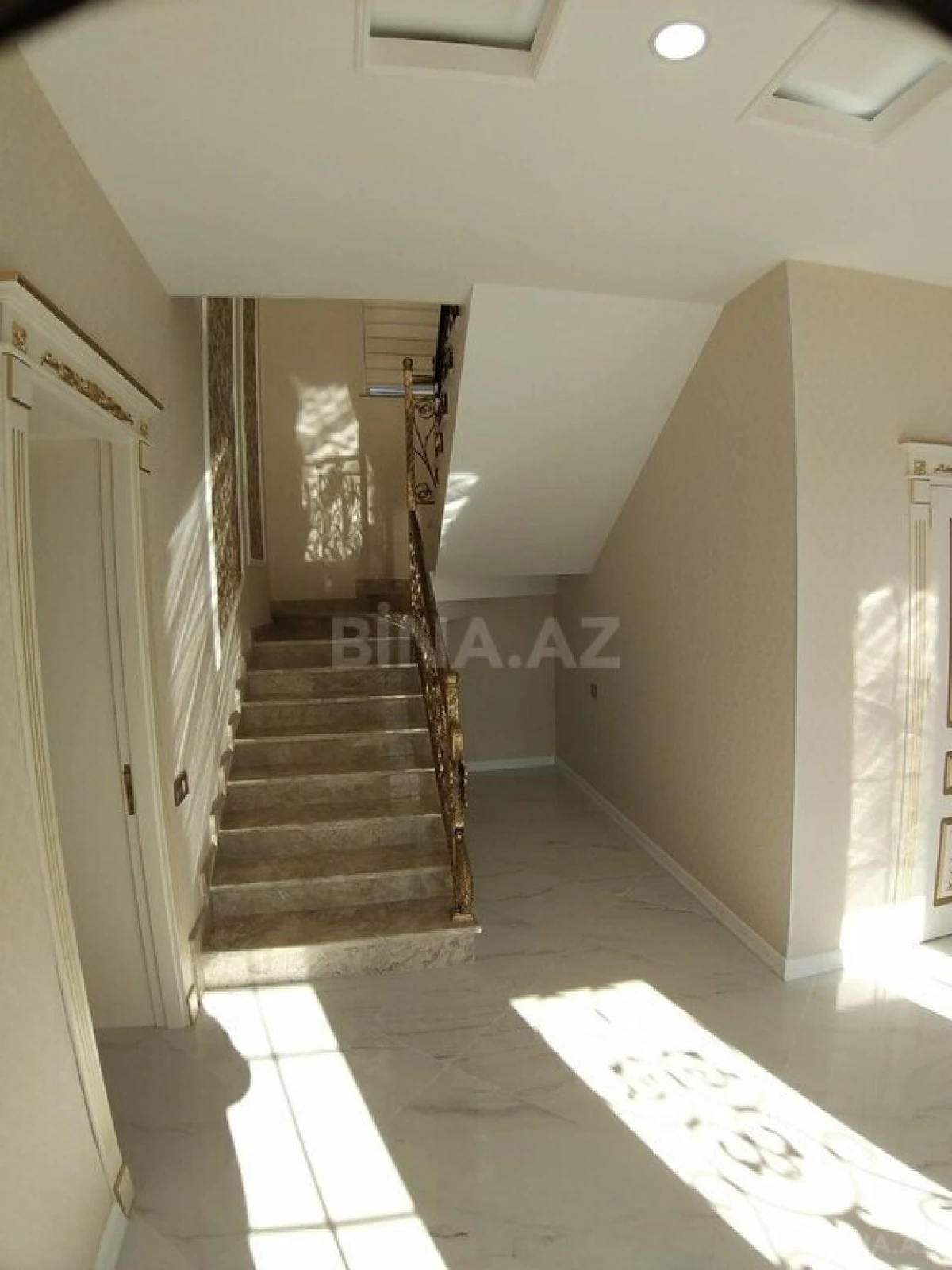 Satılır 5 otaqlı həyət evi 300 m²