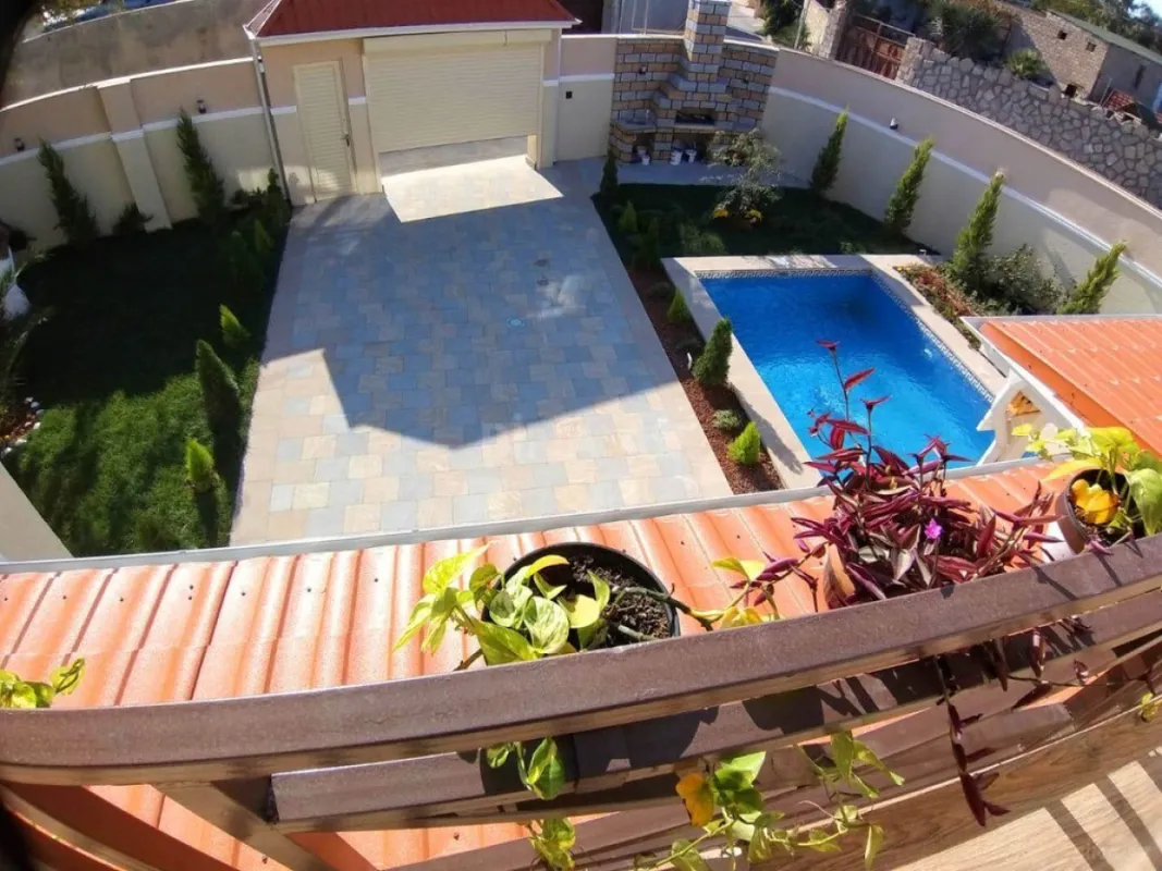 Satılır 5 otaqlı həyət evi 300 m²