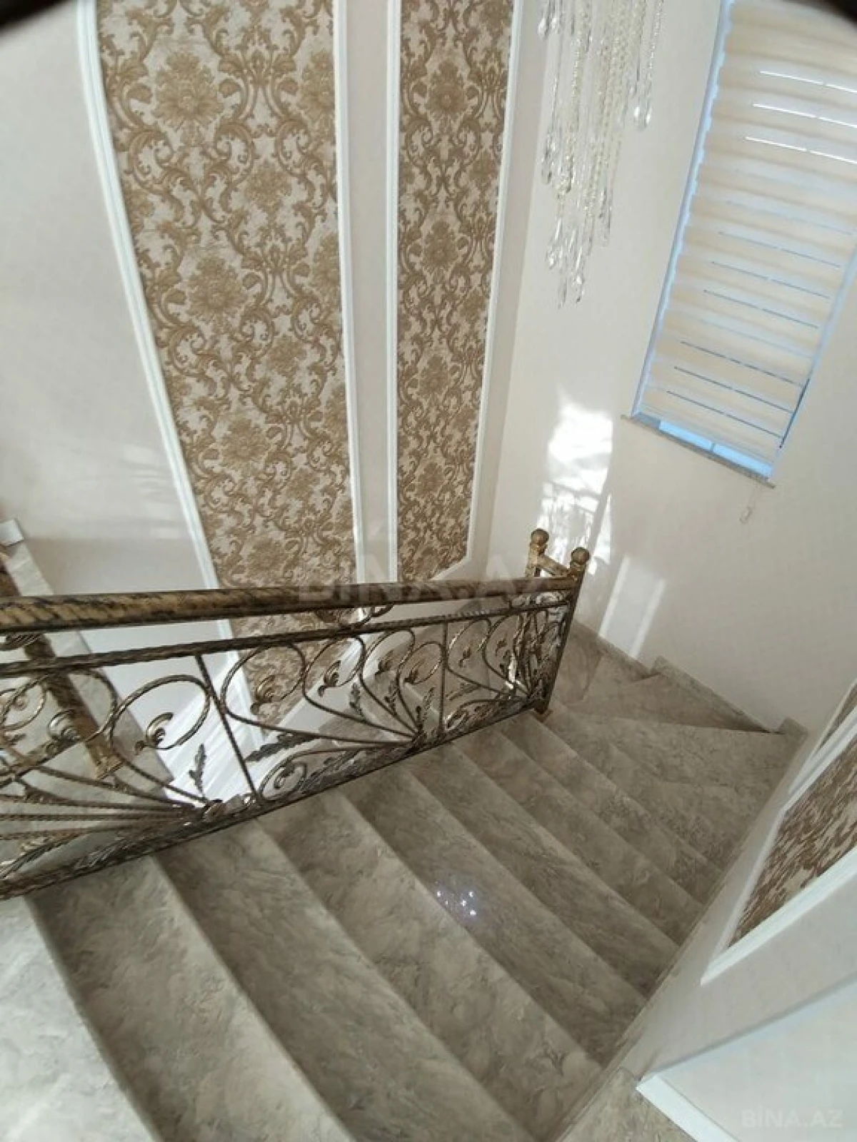 Satılır 5 otaqlı həyət evi 300 m²