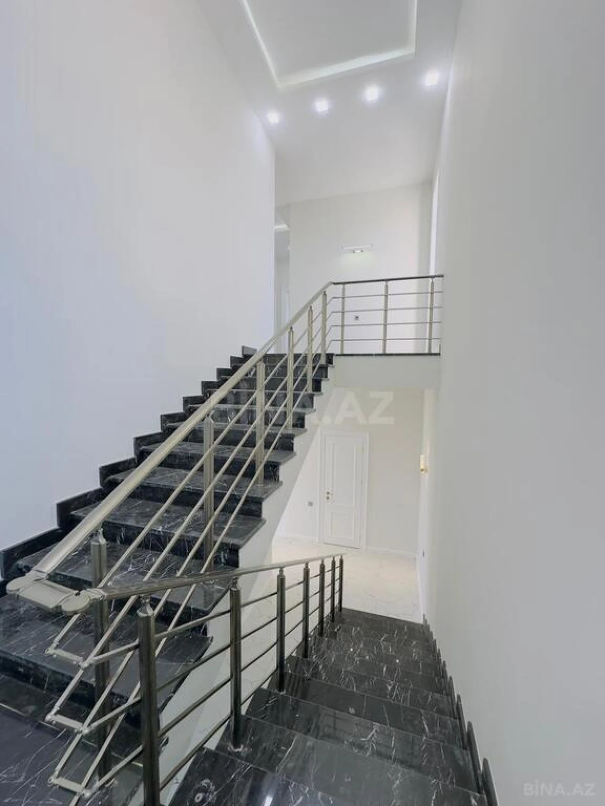 Satılır 5 otaqlı həyət evi 320 m²