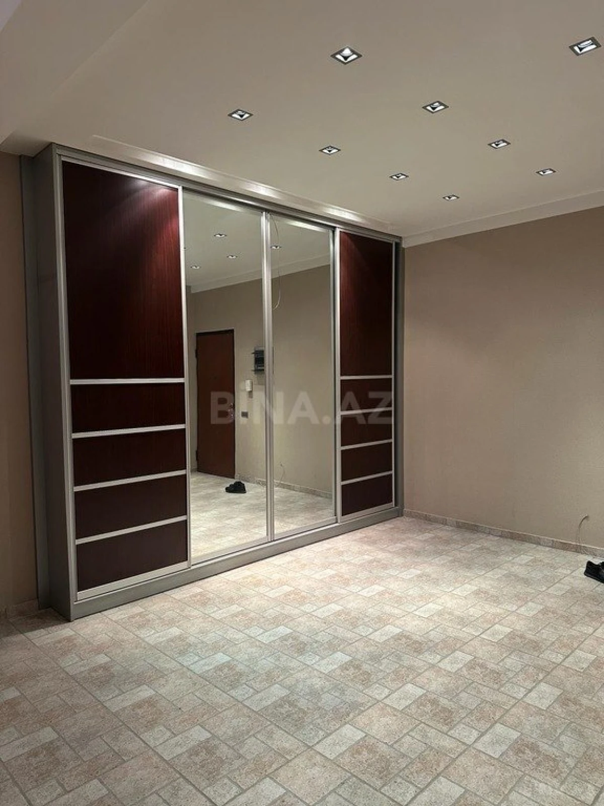 Satılır 4 otaqlı mənzil 200 m²