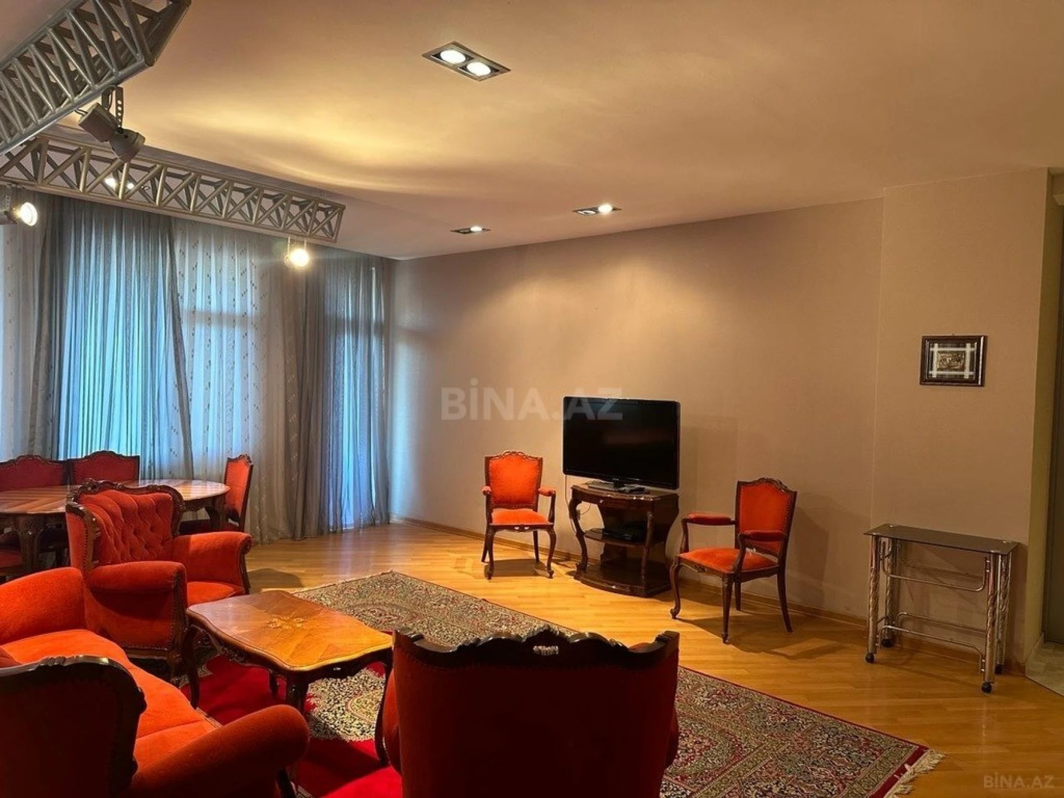 Satılır 4 otaqlı mənzil 200 m²