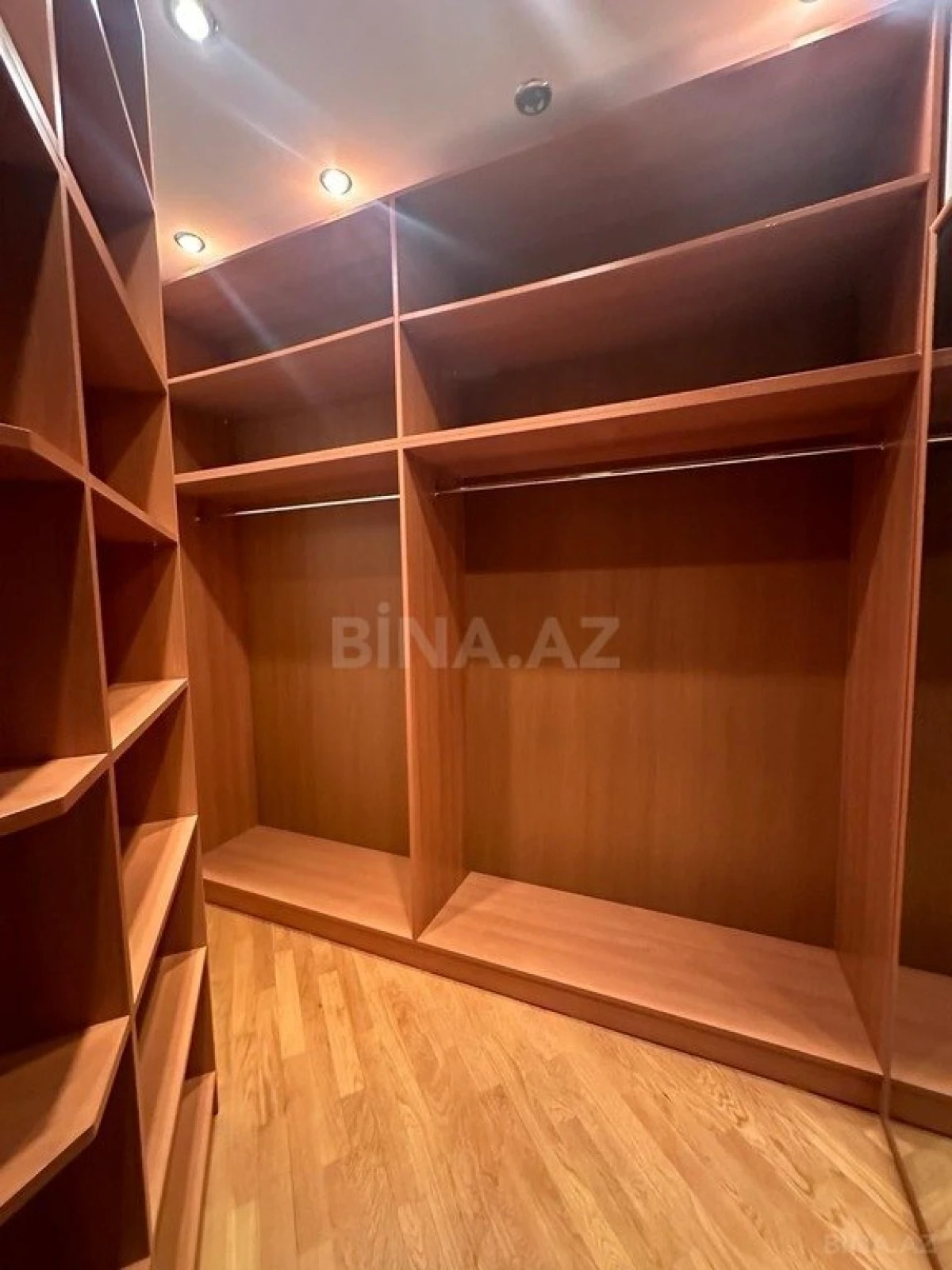 Satılır 4 otaqlı mənzil 200 m²