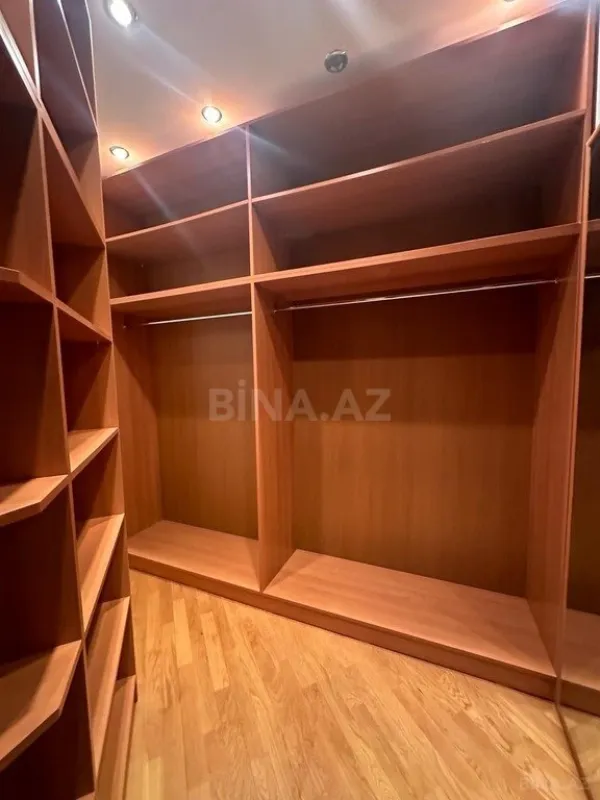 Satılır 4 otaqlı mənzil 200 m²