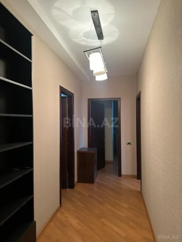 Satılır 4 otaqlı mənzil 200 m²