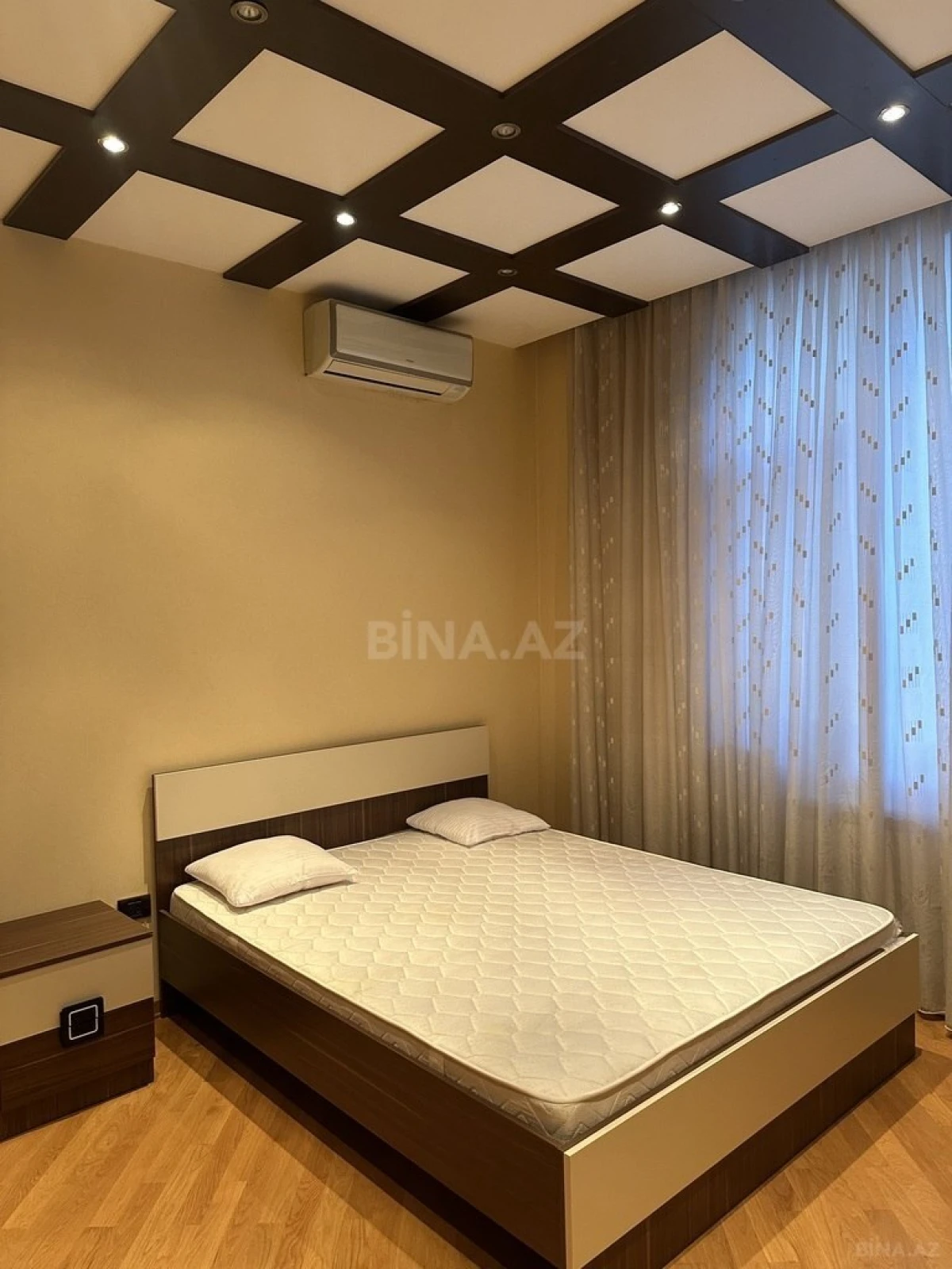 Satılır 4 otaqlı mənzil 200 m²