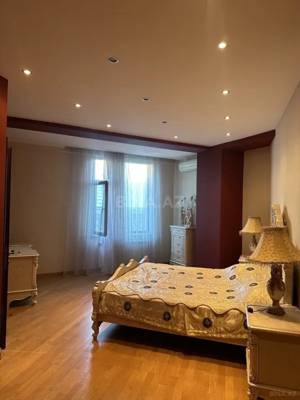 Satılır 4 otaqlı mənzil 200 m²