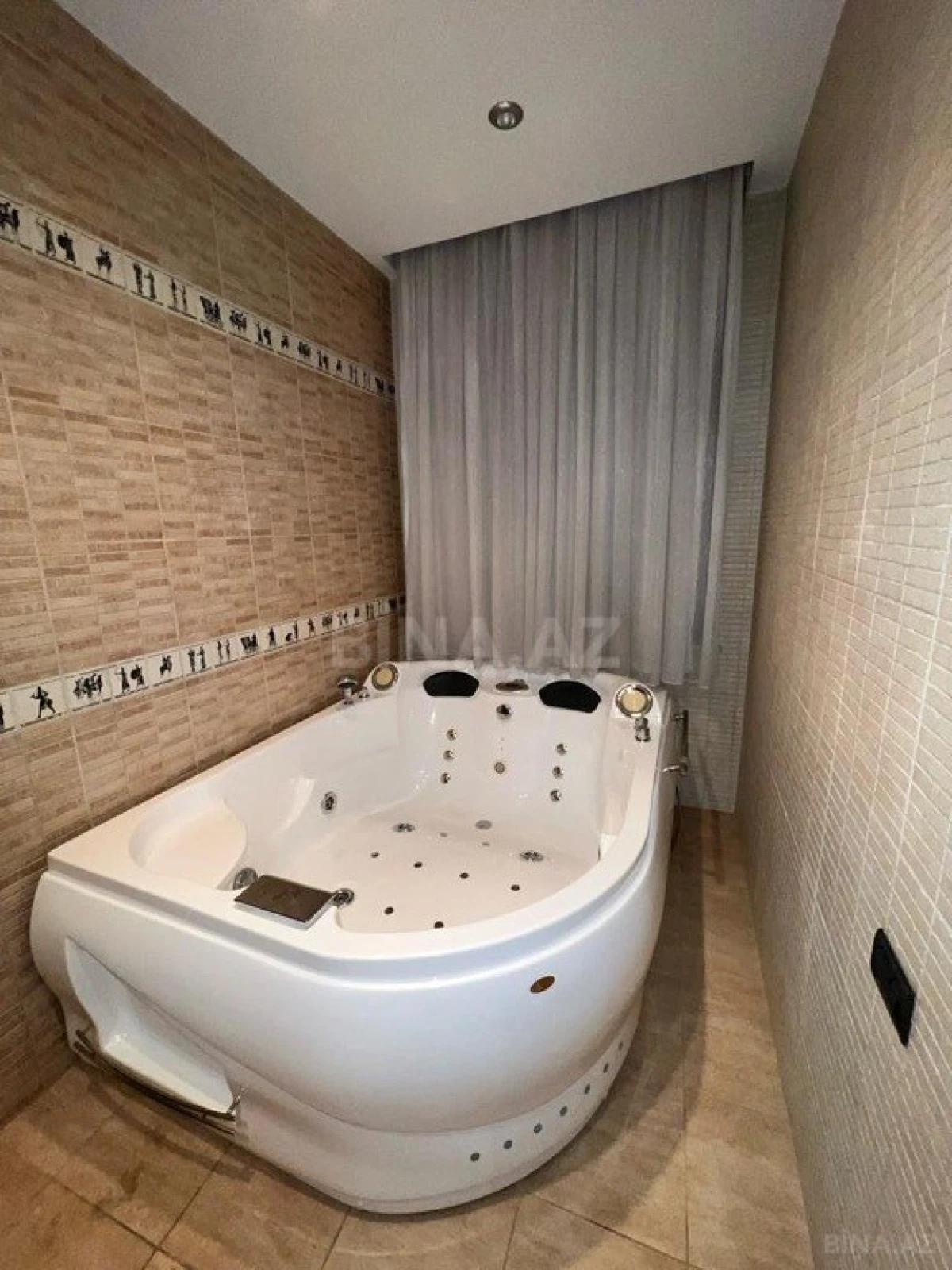 Satılır 4 otaqlı mənzil 200 m²