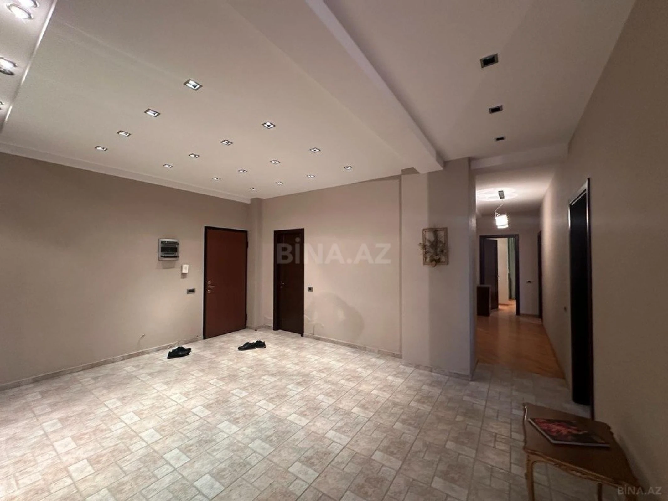 Satılır 4 otaqlı mənzil 200 m²