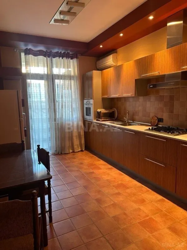 Satılır 4 otaqlı mənzil 200 m²