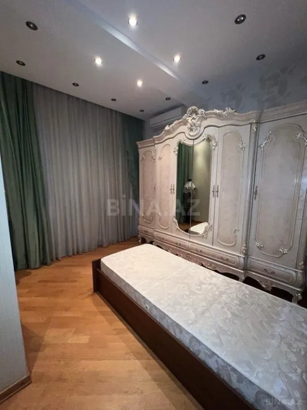 Satılır 4 otaqlı mənzil 200 m²