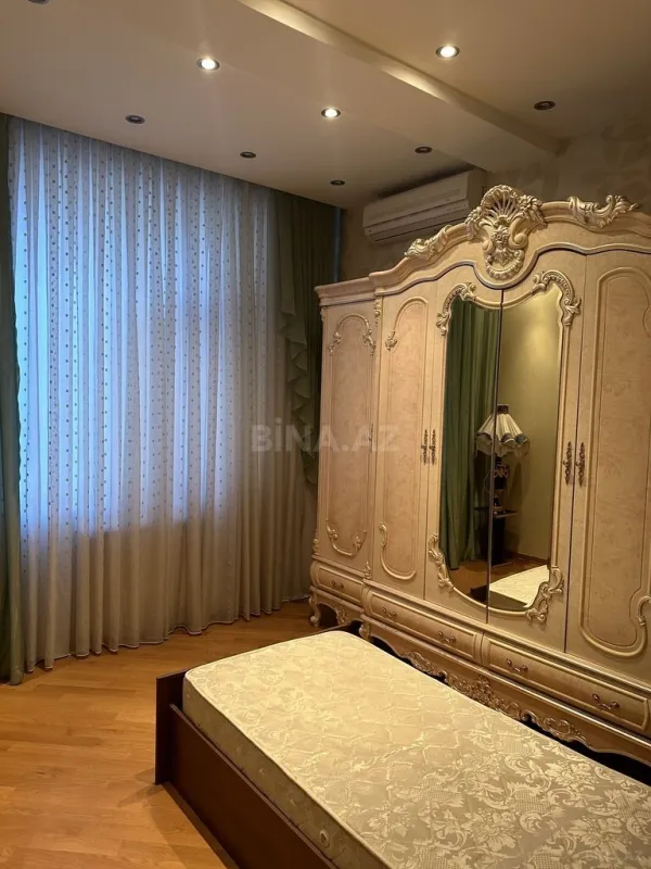 Satılır 4 otaqlı mənzil 200 m²