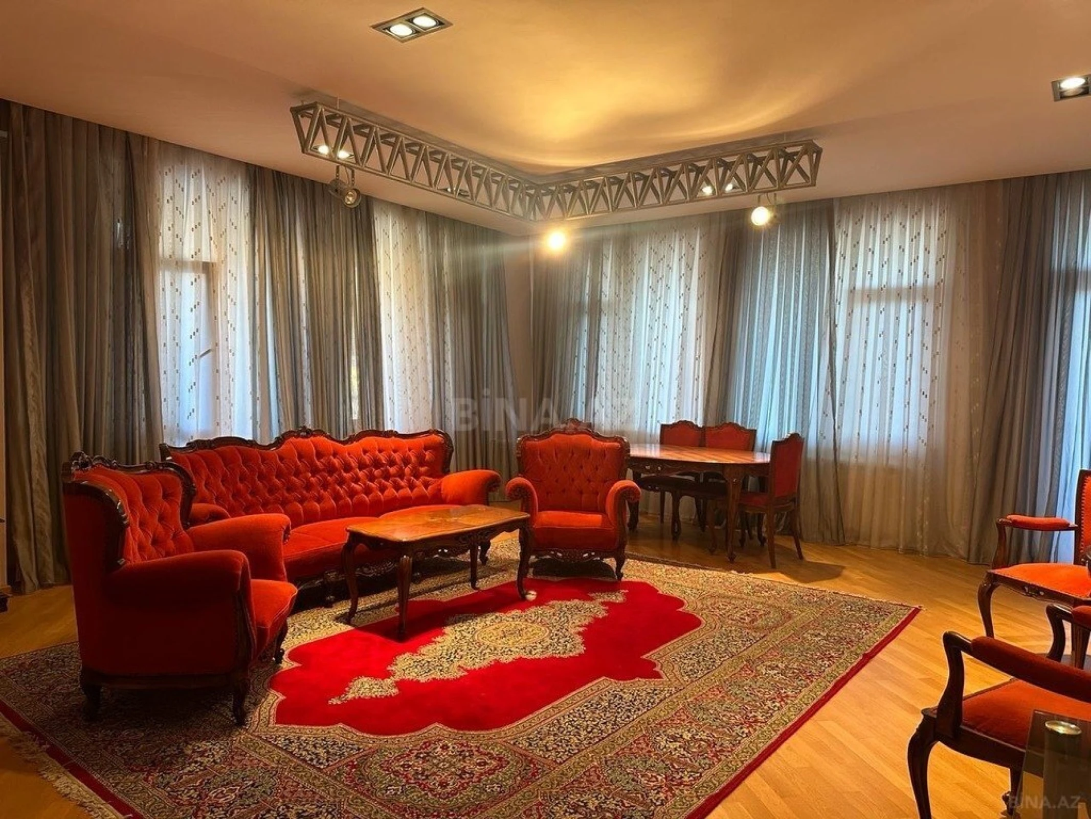 Satılır 4 otaqlı mənzil 200 m²