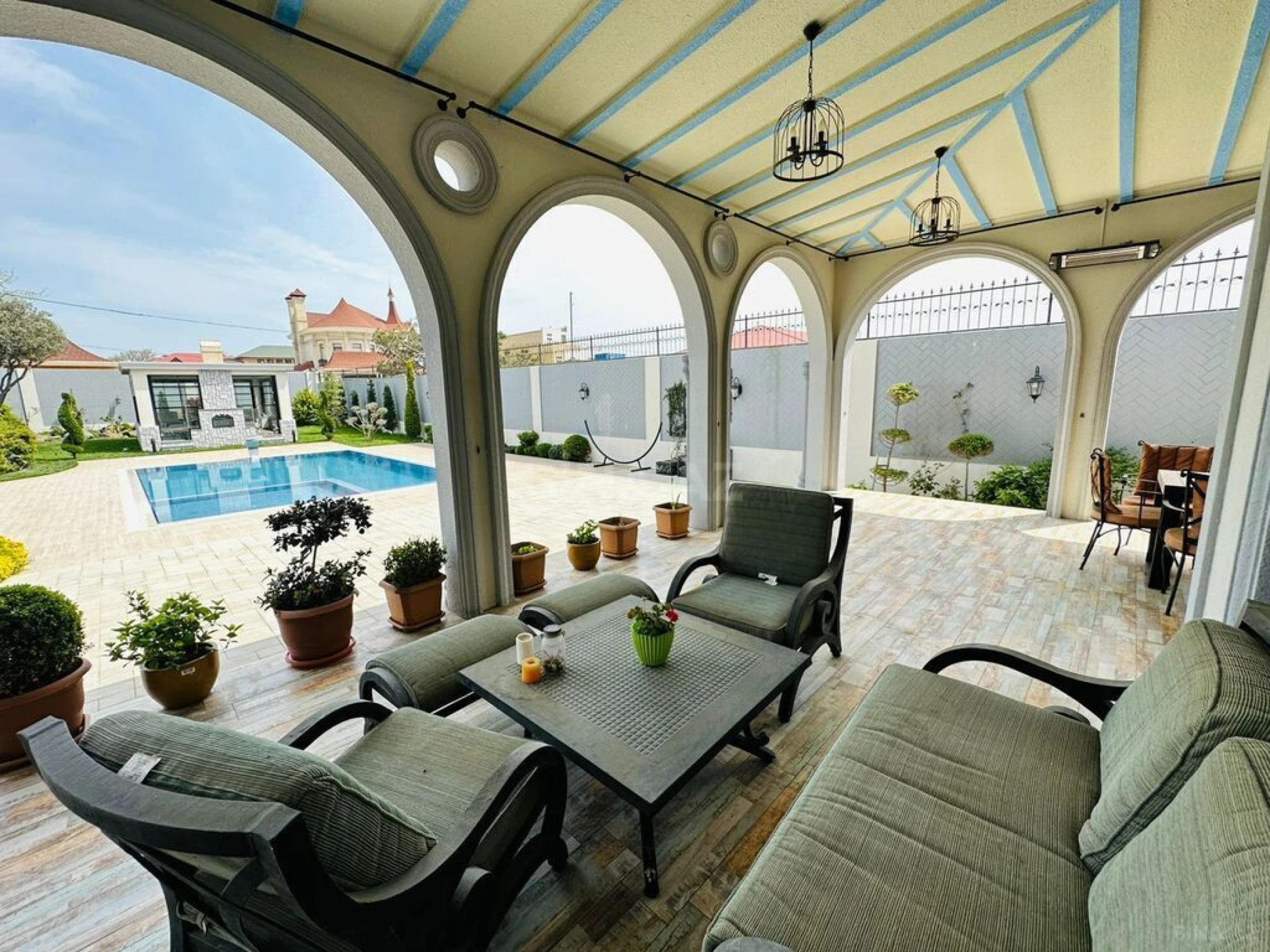 Kirayə verilir 6 otaqlı həyət evi 500 m²