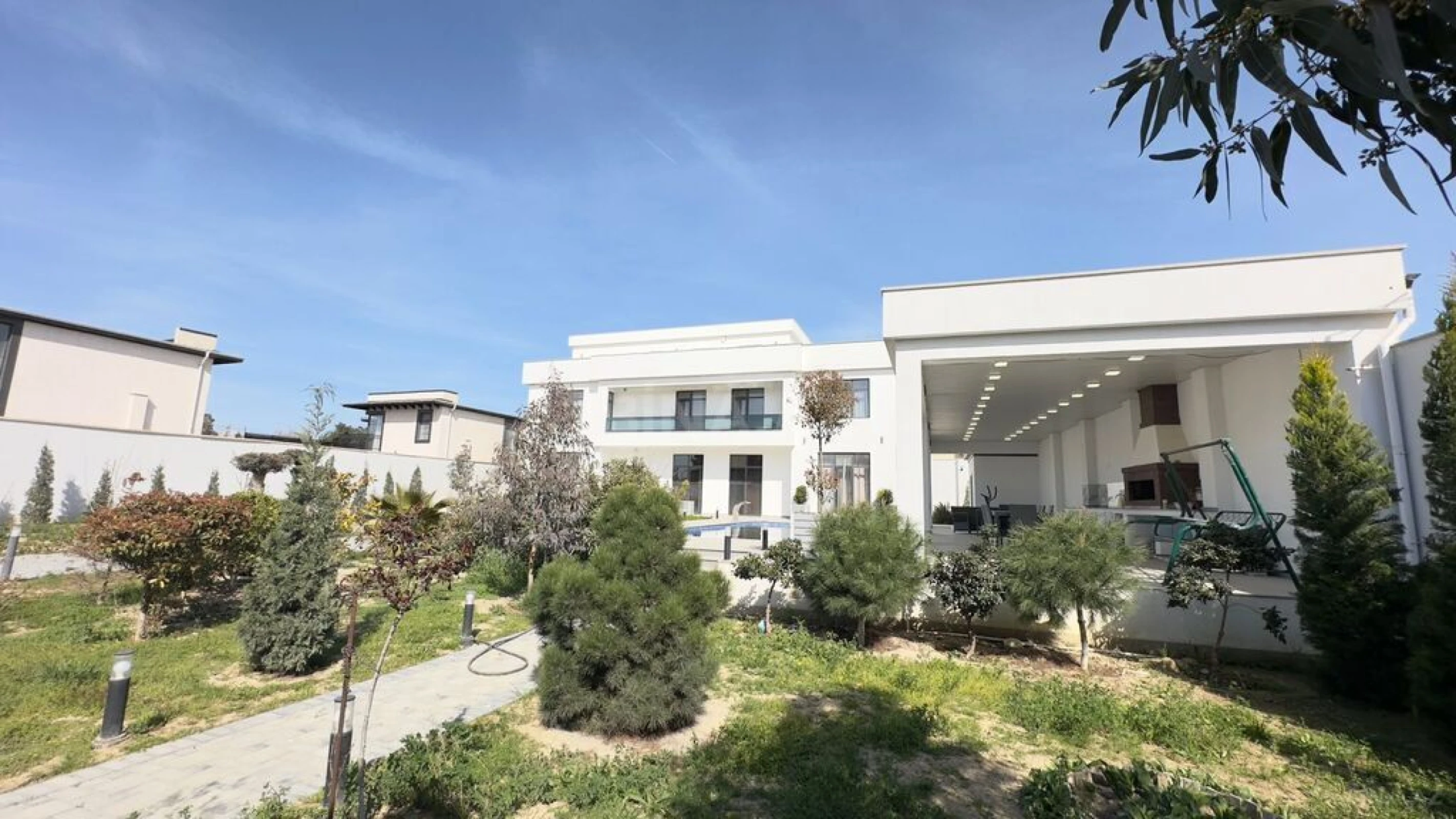 Satılır 8 otaqlı həyət evi 500 m²