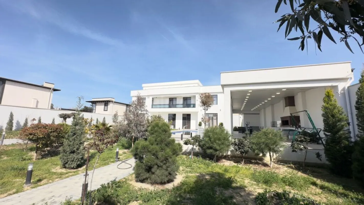 Satılır 8 otaqlı həyət evi 500 m²