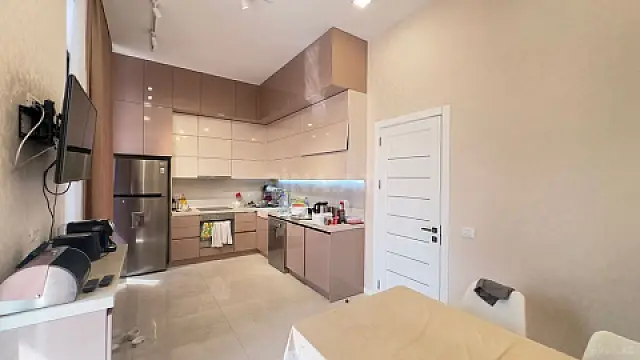 Satılır 8 otaqlı həyət evi 500 m²